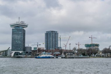 Amsterdam, Hollanda - 19 Şubat 2020: A 'DAM Tower ve A' DAM Lookout Amsterdam 'da film müzesinin yanında. A 'DAM Lookout, Amsterdam' ın panoramik manzaralı bir gözlem güvertesi..