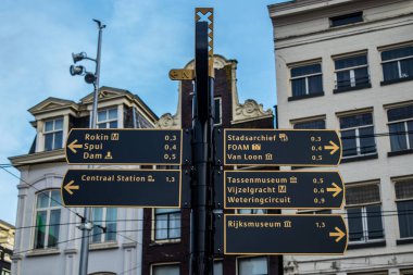 Amsterdam, Hollanda, 18 Şubat 2020, Hollanda 'nın Amsterdam şehrinde Altın Bisiklet Yolu Tabelası