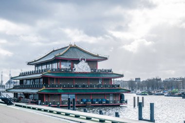 AMSTERDAM, NETHERLANDS - Şubat 2020: Amsterdam Mükemmel Deniz Sarayı Restoranı (1984) - IJ Gölü üzerinde 3 katlı yüzen pagoda tarzı restoran. Sea Palace, Avrupa 'da yüzen ilk restoran..