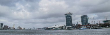 Amsterdam, Hollanda - 19 Şubat 2020: A 'DAM Tower ve A' DAM Lookout Amsterdam 'da film müzesinin yanında. A 'DAM Lookout, Amsterdam' ın panoramik manzaralı bir gözlem güvertesi..