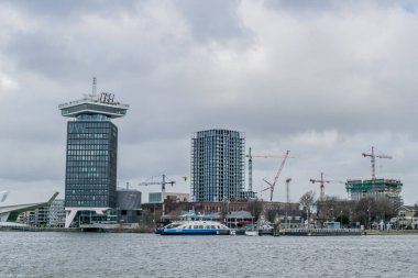 Amsterdam, Hollanda - 19 Şubat 2020: A 'DAM Tower ve A' DAM Lookout Amsterdam 'da film müzesinin yanında. A 'DAM Lookout, Amsterdam' ın panoramik manzaralı bir gözlem güvertesi..