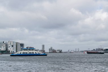 Amsterdam, Hollanda, 19 Şubat 2020 Amsterdam feribotu Hollanda 'nın Amsterdam şehrinde IJ' de nehirde yol alıyor.