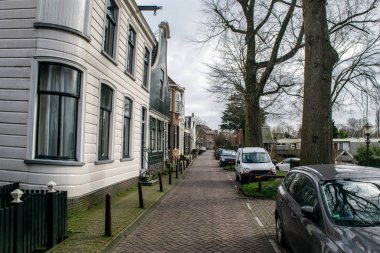 AMSTERDAM, NETHERLANDS - Şubat 2020: Amsterdam Noord, Hollanda 'daki Nieuwendammerdijk' teki eski antika evler