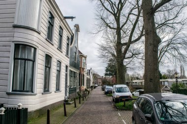 AMSTERDAM, NETHERLANDS - Şubat 2020: Amsterdam Noord, Hollanda 'daki Nieuwendammerdijk' teki eski antika evler