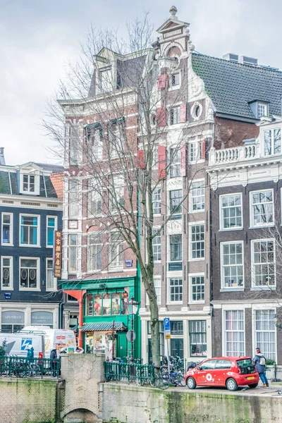 Амстердам Нидерланды Февраль 2020 Старые Дома Перед Старыми Каналами Голландской — стоковое фото