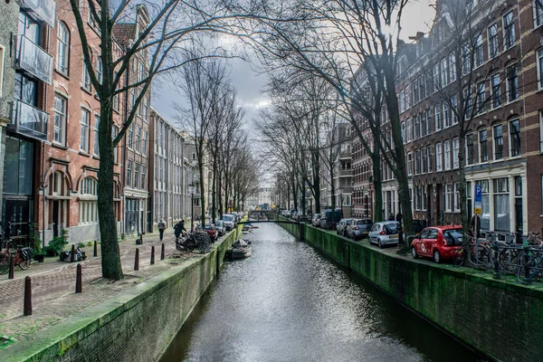 Амстердам Нидерланды Февраль 2020 Старые Дома Перед Старыми Каналами Голландской — стоковое фото