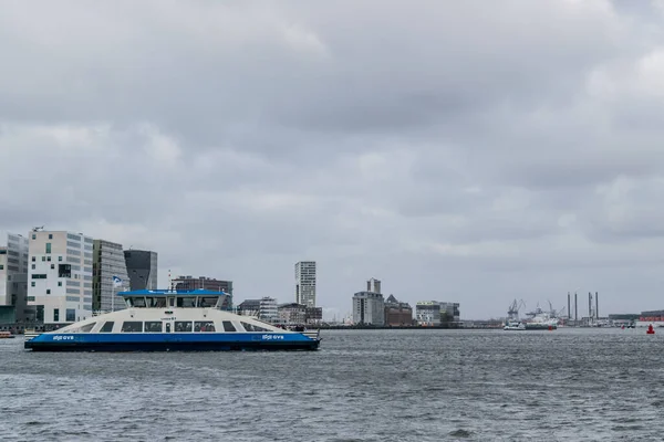 Amsterdam, Hollanda, 19 Şubat 2020 Amsterdam feribotu Hollanda 'nın Amsterdam şehrinde IJ' de nehirde yol alıyor.