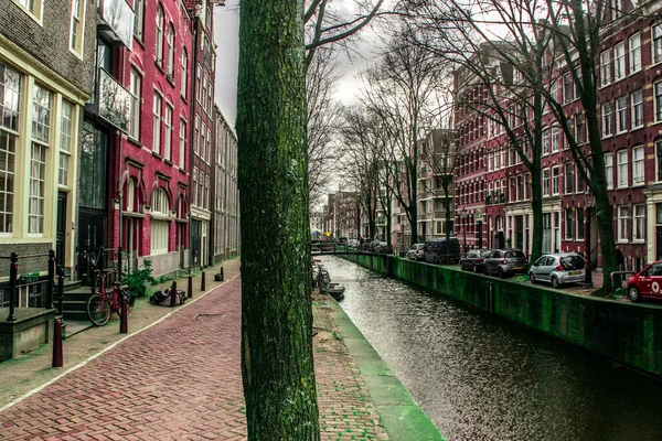 Amsterdam Netherlands 2020年2月1日 荷兰首都阿姆斯特丹北部老运河前的老房子 — 图库照片