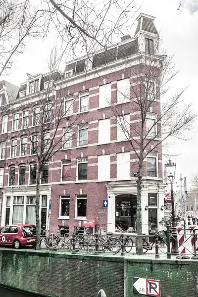 Amsterdam Países Bajos Febrero 2020 Casas Antiguas Frente Los Antiguos —  Fotos de Stock