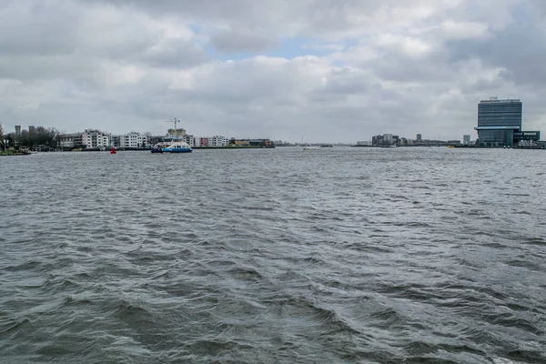 Ámsterdam Países Bajos Febrero 2020 Ferry Ámsterdam Que Conduce Río — Foto de Stock