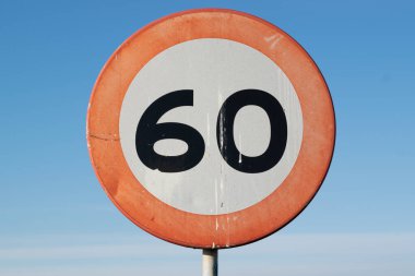Hollanda yol işareti: hız limiti 60 km / saat, üzerinde kuş pisliği olan eski bir yol tabelası.