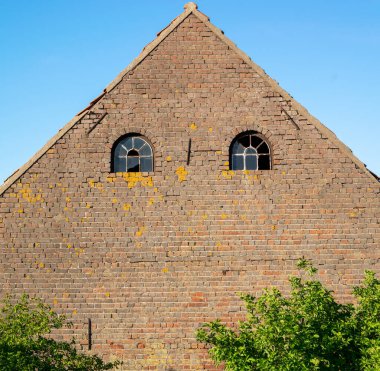 Hollanda, Gelderland 'deki Ooijpolder' de terk edilmiş eski bir ahır.