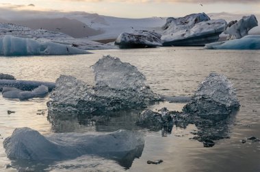 Gün batımında Jokulsarlon buzul gölünde buzdağları. Güneydoğu İzlanda, Avrupa. Fantastik Manzara