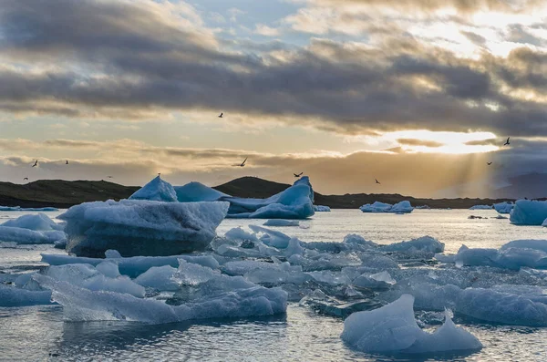 Icebergs em fantástica lagoa glacial Jokulsarlon ao pôr-do-sol. Sudeste da Islândia, Europa. Paisagem fantástica — Fotografia de Stock