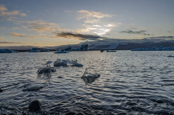 Icebergs em fantástica lagoa glacial Jokulsarlon ao pôr-do-sol. Sudeste da Islândia, Europa. Paisagem fantástica — Fotografia de Stock