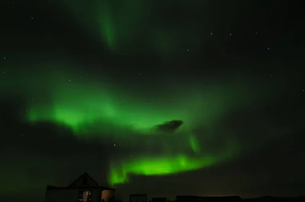 Verbazingwekkende aurora borealis gemaakt in IJsland, ongelooflijke patronen bedekken de hemel, groen licht speelt met ongewone patronen — Stockfoto