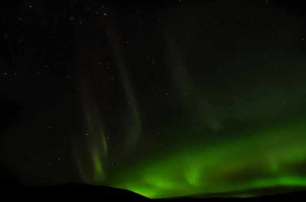 Καταπληκτικό Βόρειο Σέλας γίνεται στην Ισλανδία, απίστευτα σχέδια καλύπτουν τον ουρανό, πράσινο φως παίζει με ασυνήθιστα μοτίβα — Φωτογραφία Αρχείου