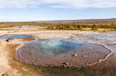 İzlanda Gayzer Strokkur. Görülebilir gayzer vadisi Golgen Circle İzlanda 'da büyük turistik cazibe.