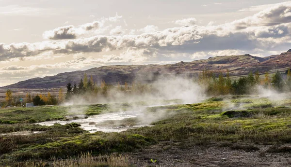 Islandês Geyser Strokkur. visível vale geyser Grande atração turística em Golgen Circle Islândia . — Fotografia de Stock