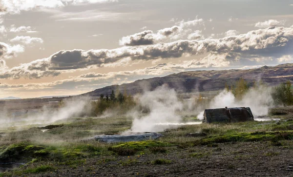 Islandês Geyser Strokkur. visível vale geyser Grande atração turística em Golgen Circle Islândia . — Fotografia de Stock