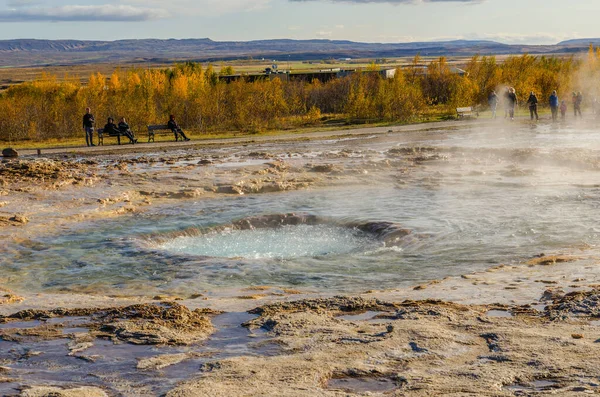 Islândia, 27 de setembro de 2019, Geyser islandês Strokkur.a grupo de pessoas assistindo um gêiser. Grande atração turística em Golden Circle Islândia. vista para o vale do gêiser — Fotografia de Stock