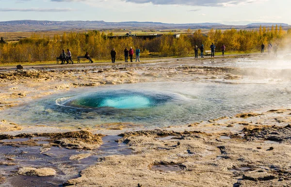 Islândia, 27 de setembro de 2019, Geyser islandês Strokkur.a grupo de pessoas assistindo um gêiser. Grande atração turística em Golgen Circle Islândia. Vale do gêiser visível — Fotografia de Stock