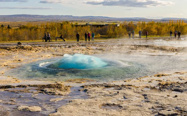 Islândia, 27 de setembro de 2019, Geyser islandês Strokkur.a grupo de pessoas assistindo um gêiser. Grande atração turística em Golgen Circle Islândia. Vale do gêiser visível — Fotografia de Stock