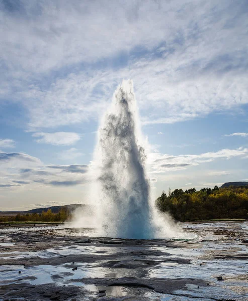 Iceland, September 27, 2019, Icelandic Geyser Strokkur. Great tourist attraction on Golgen Circle Iceland. Vsible geyser valley — Stock Photo, Image