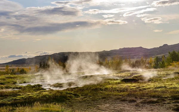 Islande, vallée du geyser Geyser Strokkur. Grande attraction touristique sur Golgen Circle Islande . — Photo