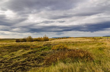 İzlanda, sonbahar, tipik İzlanda manzarası, bulutlar su genişler