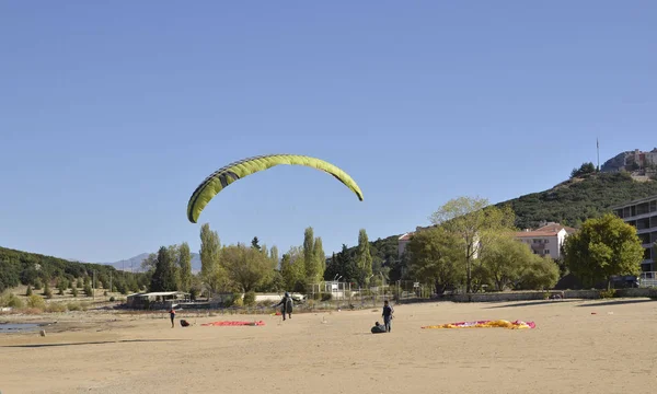 Törökország, Erdegir, Október 26, 2019 Paragliders landolni a homokos tengerparton, Az emberek vesznek részt az aktív sport,,, siklóernyősök nagyon színes — Stock Fotó