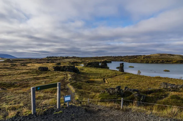 Ισλανδία, φθινόπωρο, απίστευτα τοπία της χώρας, της λίμνης και βράχων — Φωτογραφία Αρχείου