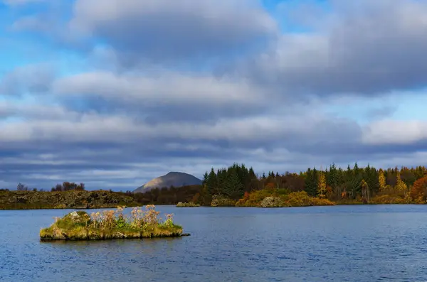 Islândia, outono, paisagens incríveis do país, lago e rochas — Fotografia de Stock