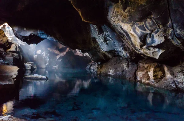 Grjotagja, den geotermiske grotten og grotten, er blant de områdene på Island som er med i Game of Thrones. Island, Europa stockbilde