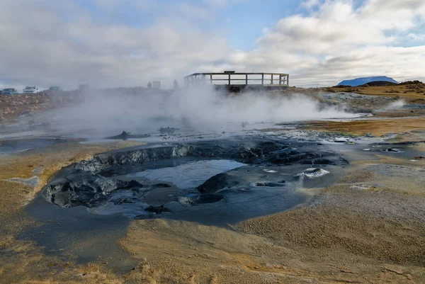 Islandia, Europa, Hervir Geyser Valley wchodzi na Złoty Pierścień islandzkiej trasy turystycznej, niesamowity i nieziemski krajobraz — Zdjęcie stockowe