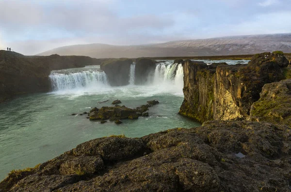 Godafoss es una hermosa cascada islandesa. Se encuentra en el norte de la isla, ruta turística Anillo de Oro de Islandia — Foto de Stock
