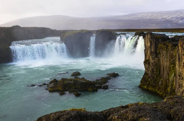 Godafoss is a very beautiful Icelandic waterfall. It is located on the North of the island,Iceland's Golden Ring tourist route — Stockfoto