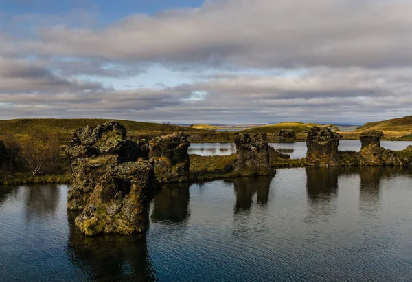 Islandia, Europa, niepowtarzalny charakter Islandii, niezwykłe właściwości geologiczne jeziora Myvitn, gdzie odbywały się zdjęcia do filmu Gra o tron — Zdjęcie stockowe