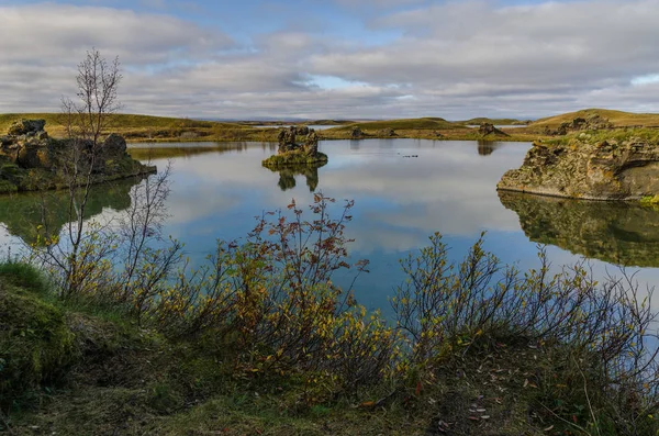 Ισλανδία, Ευρώπη, η μοναδική φύση της Ισλανδίας, οι ασυνήθιστες γεωλογικές ιδιότητες της λίμνης Myvitn, όπου γυρίστηκε η ταινία Game of Thrones — Φωτογραφία Αρχείου