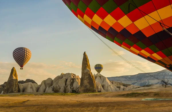 Türkiye, Kapadokya, G reme üzerinde balon gezisi, inanılmaz jeolojik manzaralar hava manzarası — Stok fotoğraf