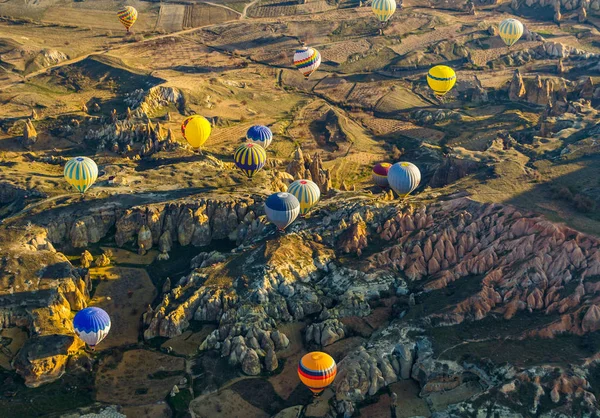 Törökország, Cappadocia, léggömb lovaglás G legfelsőbb, hihetetlen geológiai tájak légi kilátás — Stock Fotó