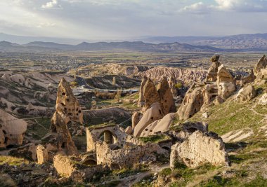Türkiye 'nin Kapadokya kentindeki Uhisar Şatosu' nun tepesinden inanılmaz vadi manzarası