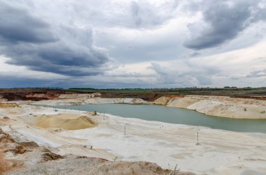 Sanayi için kumun çıkarıldığı kum ocağı. Endüstriyel bölgenin üst görüntüsü. Fotoğraf insansız hava aracıyla çekildi..