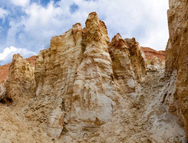 Sanayi için kumun çıkarıldığı kum ocağı. Endüstriyel bölgenin üst görüntüsü. Fotoğraf insansız hava aracıyla çekildi..