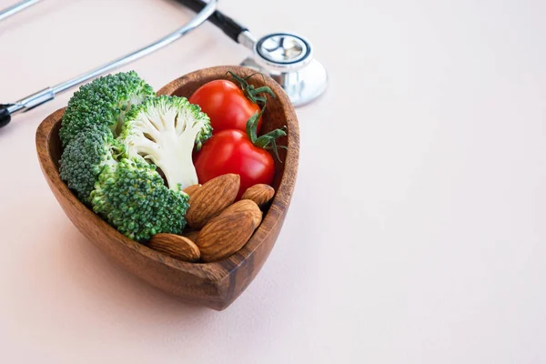 Cibo Sano Cuore Sfondo Chiaro Piatto Con Verdure Noci Uno — Foto Stock