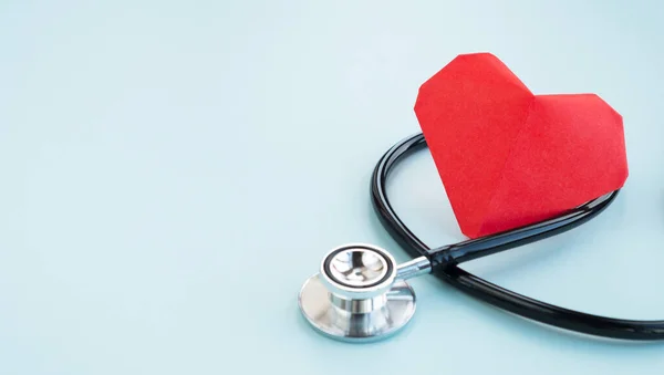 Salute Concetto Medico Cuore Rosso Stetoscopio Sfondo Azzurro Chiudi Copia — Foto Stock