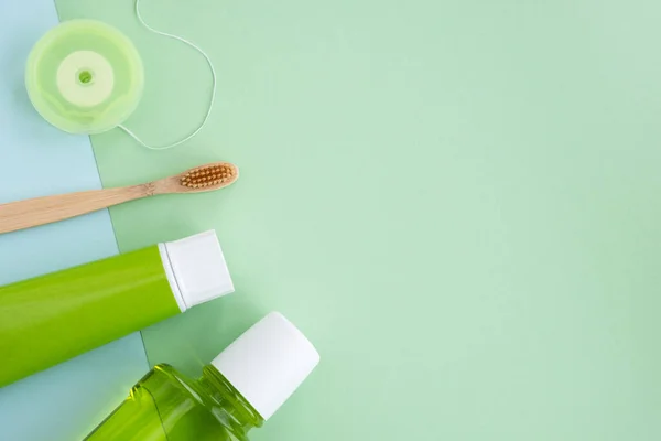 Bamboe Tandenborstel Mondhygiëne Producten Licht Groene Achtergrond Tandheelkundige Hygiëne Concept — Stockfoto