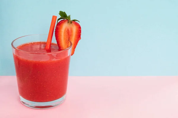Aardbei Smoothie Lichte Achtergrond Berry Zomer Verfrissende Cocktail Gezonde Voeding — Stockfoto