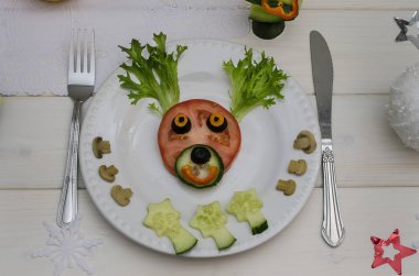 Yılbaşı ve Noel masası için sebzelerden yapılmış yenilebilir Noel geyiği. Bayram yemeklerini süslemek için bir fikir. Sebze ve salata servis etmek ne güzel..