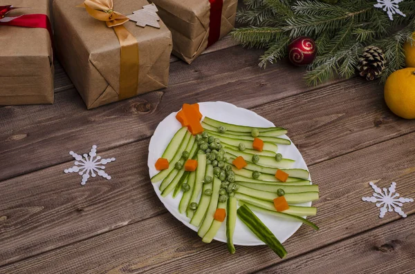 Jadalne choinki z warzyw na uroczysty Nowy Rok i Boże Narodzenie.Pomysł na dekorację dań wakacyjnych. Jak miło podawać warzywa i sałatkę. Menu dla dzieci. — Zdjęcie stockowe